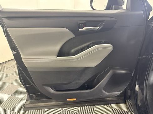 Used 2020 Toyota Highlander XLE AWD/4WD image 25