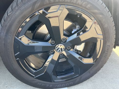 Certified 2025 Volkswagen Taos SEL image 12