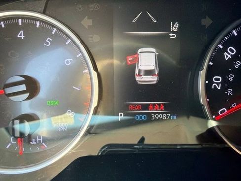 Used 2020 Toyota RAV4 XLE Premium FWD image 5