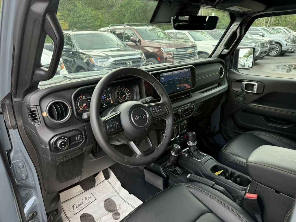 Used 2025 Jeep Gladiator Sport AWD/4WD image 3