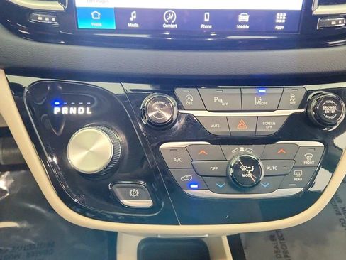 Used 2023 Chrysler Pacifica Touring-L FWD image 18