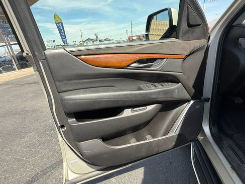 Used 2017 Cadillac Escalade ESV Luxury image 13
