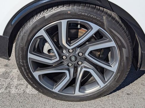 Certified 2024 Land Rover Discovery Dynamic SE image 31