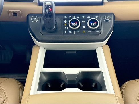 Used 2025 Land Rover Defender 110 X-Dynamic SE image 12