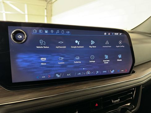 Used 2025 Chevrolet Suburban Z71 image 21