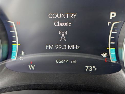 Used 2023 Chrysler Pacifica Touring-L FWD image 9