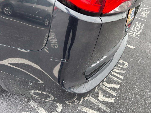 Used 2017 Chrysler Pacifica Limited FWD image 6