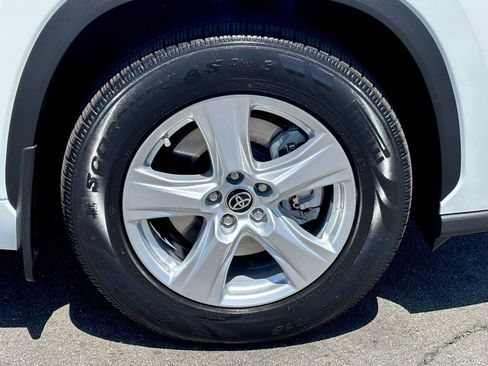 Used 2022 Toyota Highlander LE FWD image 31