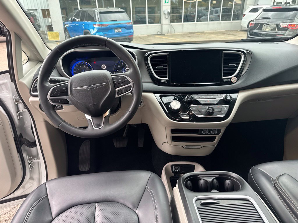 Used 2023 Chrysler Pacifica Touring-L FWD image 9