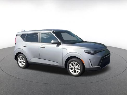 Used 2025 Kia Soul LX w/ LX Technology Package FWD image 2