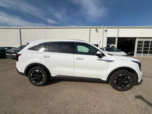 Used 2024 Kia Sorento S FWD image 4
