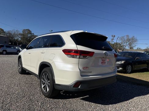 Used 2019 Toyota Highlander SE image 3