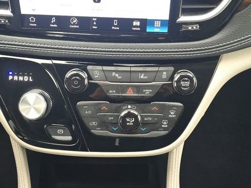 Used 2024 Chrysler Pacifica Limited image 41