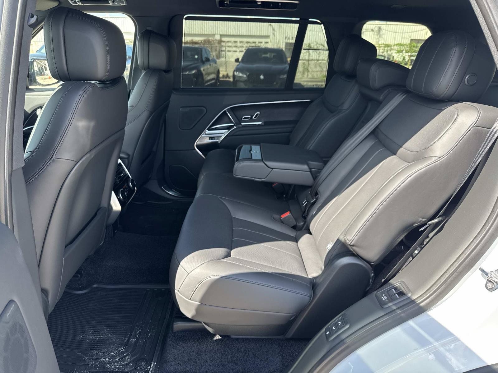 New 2027 Land Rover Range Rover Long Wheelbase SE AWD/4WD image 8