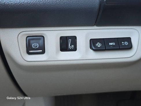 Used 2023 GMC Acadia Denali FWD image 32