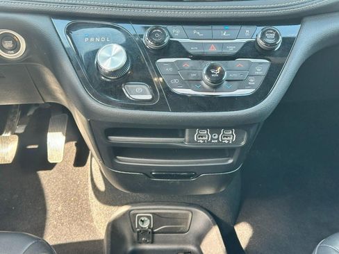 Used 2024 Chrysler Pacifica Limited image 15