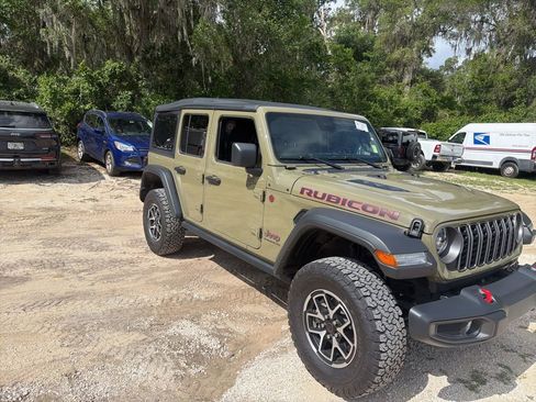 Used 2025 Jeep Wrangler Unlimited Rubicon w/ Convenience Group AWD/4WD image 3