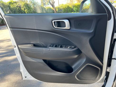 Used 2025 Hyundai Venue SEL image 18