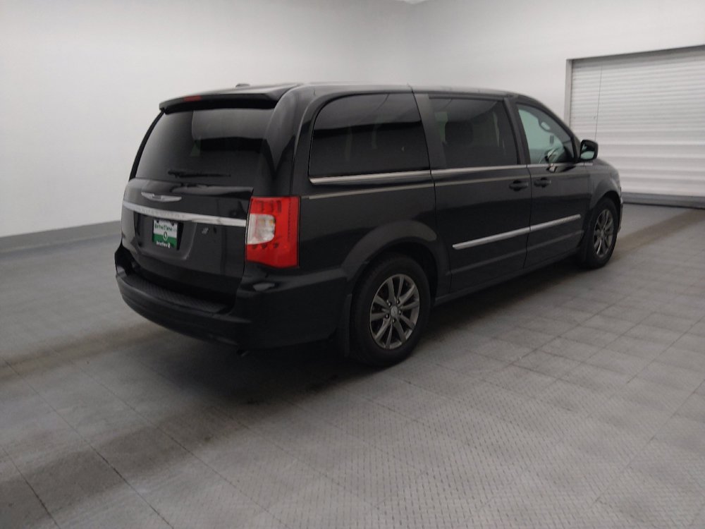 Used 2014 Chrysler Town & Country S FWD image 10