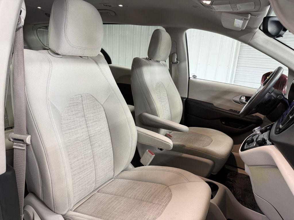Used 2018 Chrysler Pacifica Touring Plus FWD image 36