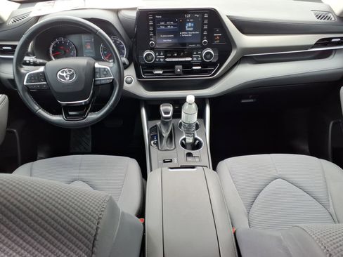 Used 2021 Toyota Highlander LE FWD image 11