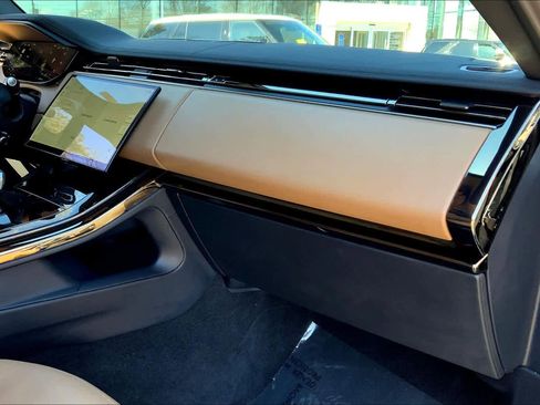 Used 2024 Land Rover Range Rover Sport SE image 18