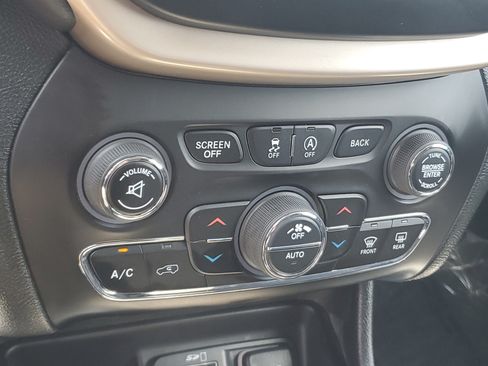Used 2015 Jeep Cherokee Latitude w/ Comfort/Convenience Group AWD/4WD image 27