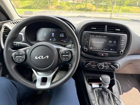 Used 2023 Kia Soul LX w/ LX Technology Package FWD image 4