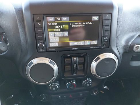 Used 2018 Jeep Wrangler Unlimited Sahara image 28