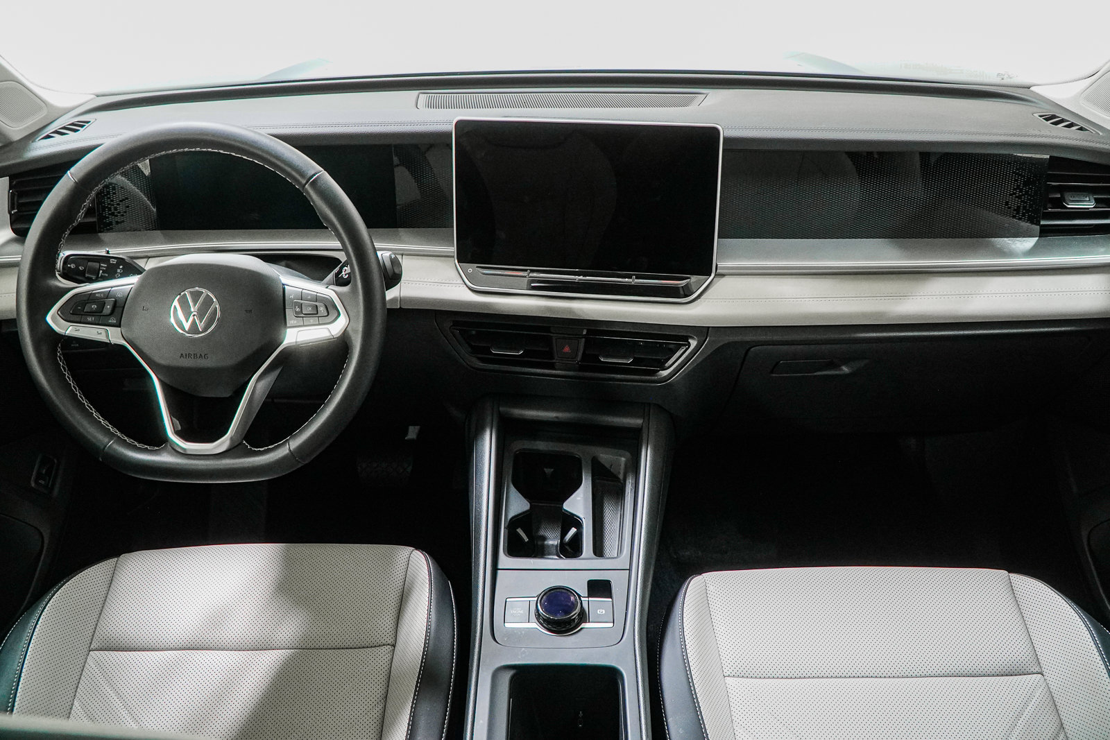 Used 2025 Volkswagen Tiguan SE AWD/4WD image 24