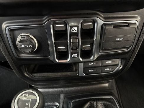 Used 2022 Jeep Wrangler Unlimited Sahara AWD/4WD image 27
