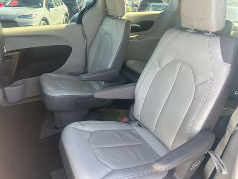 Used 2017 Chrysler Pacifica Touring-L image 10