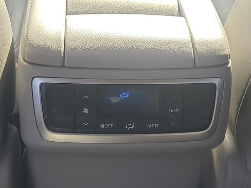 Used 2014 Toyota Highlander Limited image 11