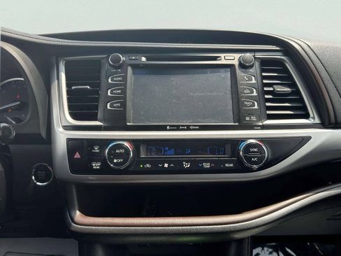 Used 2019 Toyota Highlander XLE AWD/4WD image 30