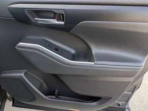 Used 2022 Toyota Highlander XLE image 35