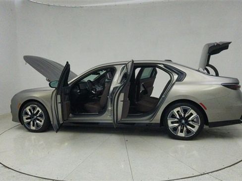 Used 2024 BMW 740i image 71