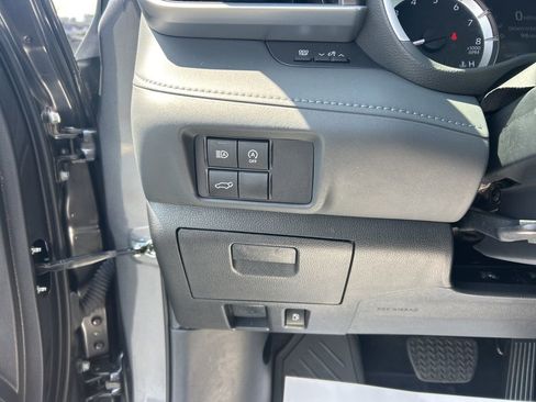 Used 2023 Toyota Highlander XLE image 7