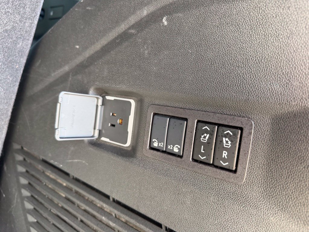 Used 2025 GMC Yukon AT4 w/ AT4 Premium Package AWD/4WD image 10