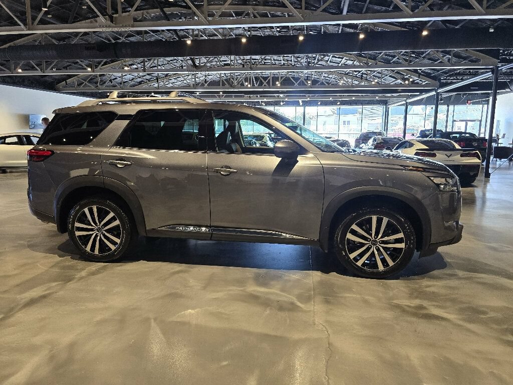 Used 2025 Nissan Pathfinder Platinum w/ Cargo Package AWD/4WD image 6