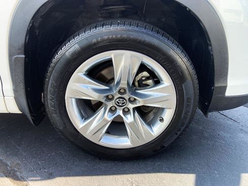 Used 2018 Toyota Highlander Limited FWD image 4