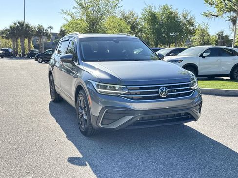 Used 2022 Volkswagen Tiguan SE w/ Panoramic Sunroof Package image 8