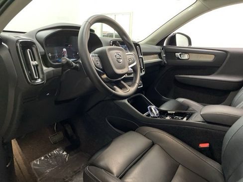 Used 2025 Volvo XC40 B5 Plus image 16