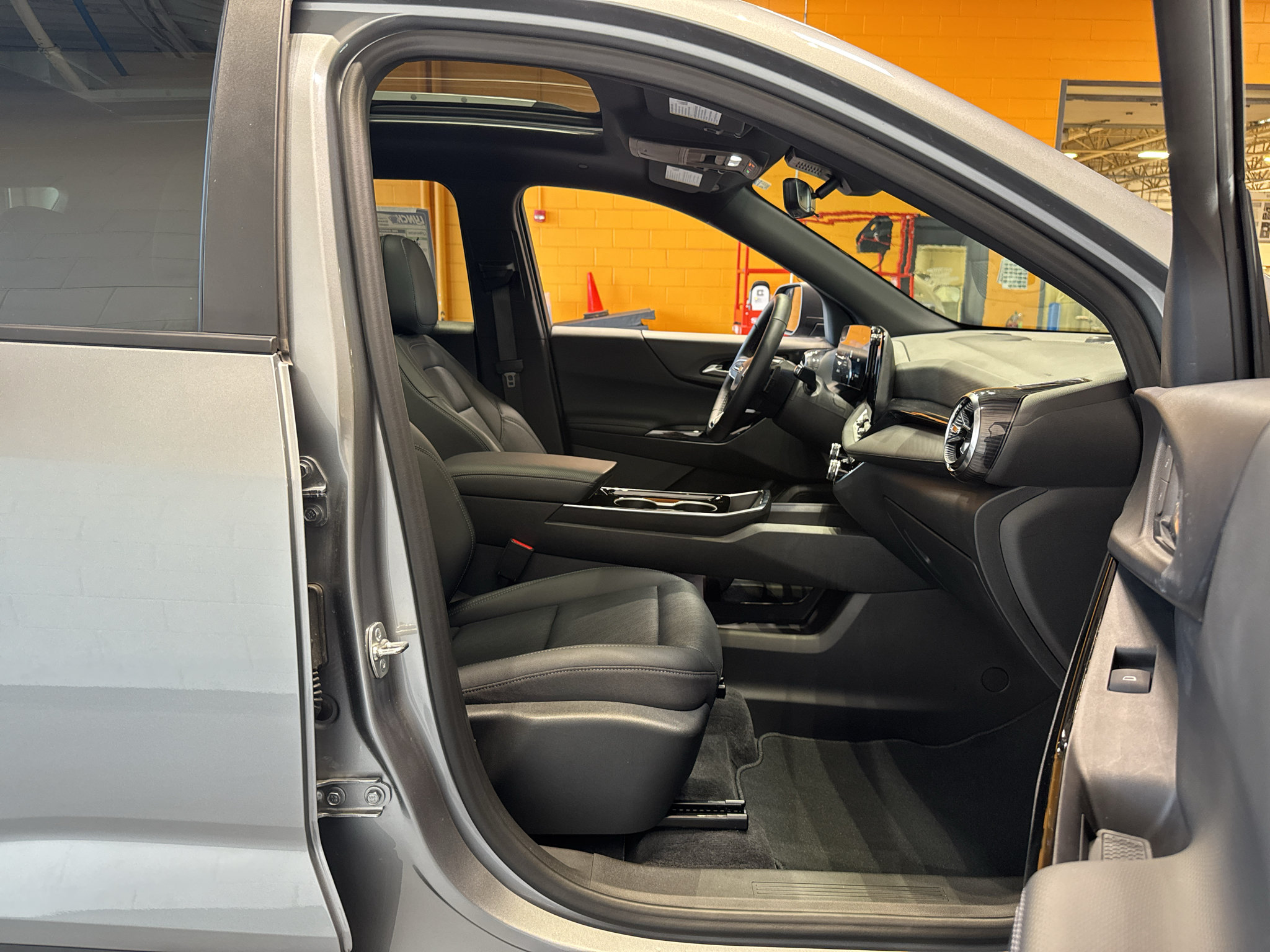Used 2025 Chevrolet Equinox LT w/ Convenience Package II FWD image 18