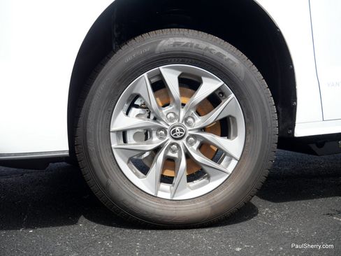 New 2026 Toyota Sienna LE FWD image 33