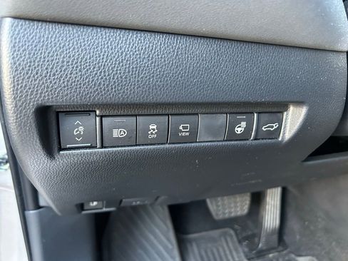 Certified 2024 Toyota Venza Limited image 16