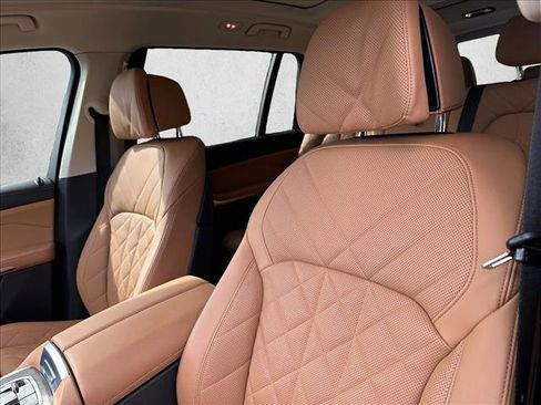 Used 2025 BMW X7 xDrive40i w/ Premium Package AWD/4WD image 10