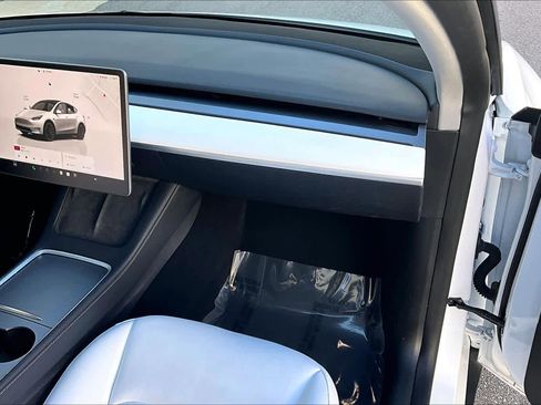 Used 2024 Tesla Model Y Performance image 17