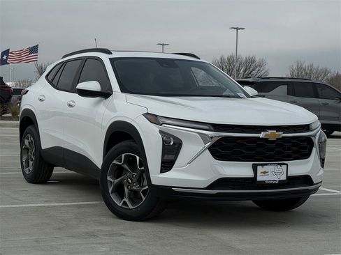 New 2026 Chevrolet Trax LT w/ Sunroof Package image 2