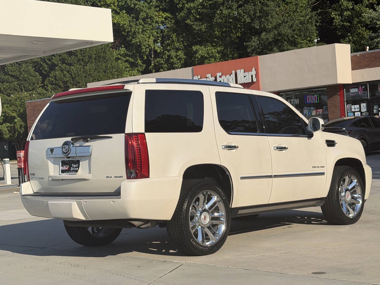 Used 2011 Cadillac Escalade Platinum AWD/4WD image 24
