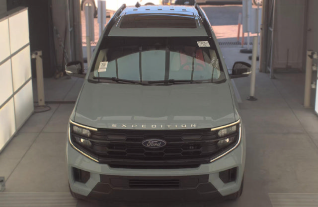 Used 2025 Ford Expedition Active AWD/4WD image 2